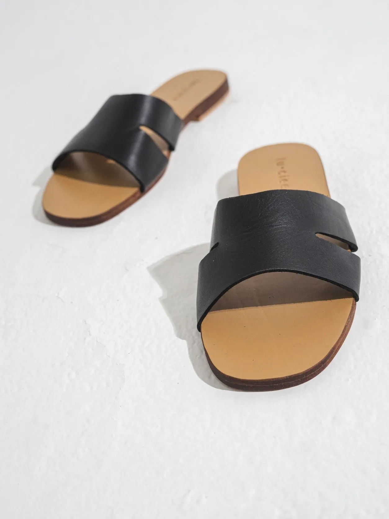 Alma Leather Slide in Black