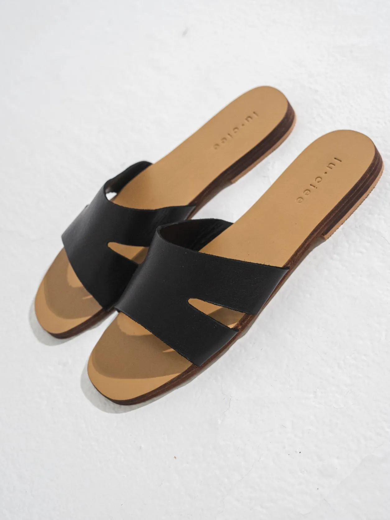 Alma Leather Slide in Black
