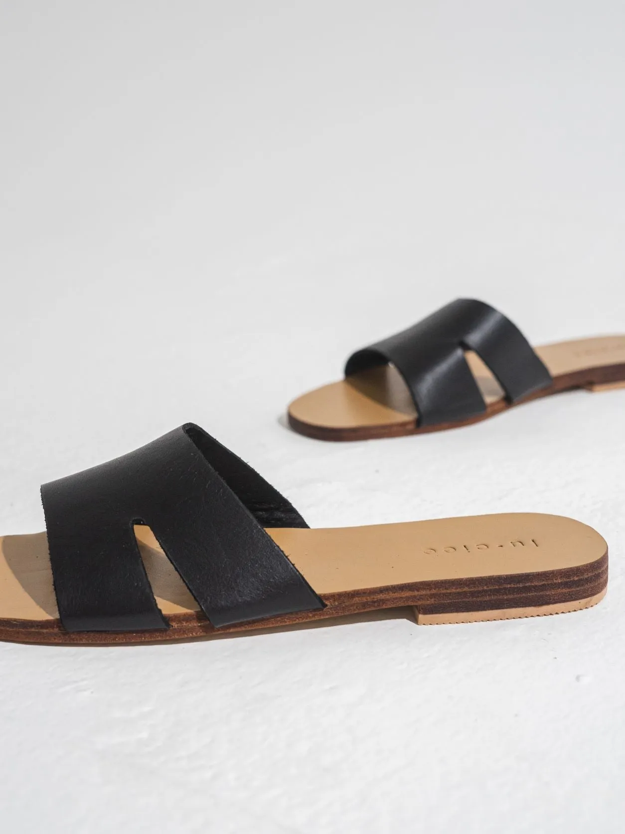 Alma Leather Slide in Black