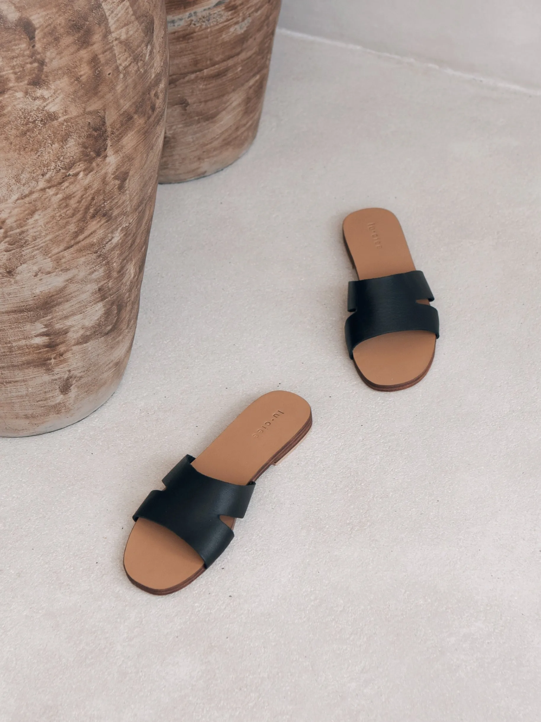 Alma Leather Slide in Black